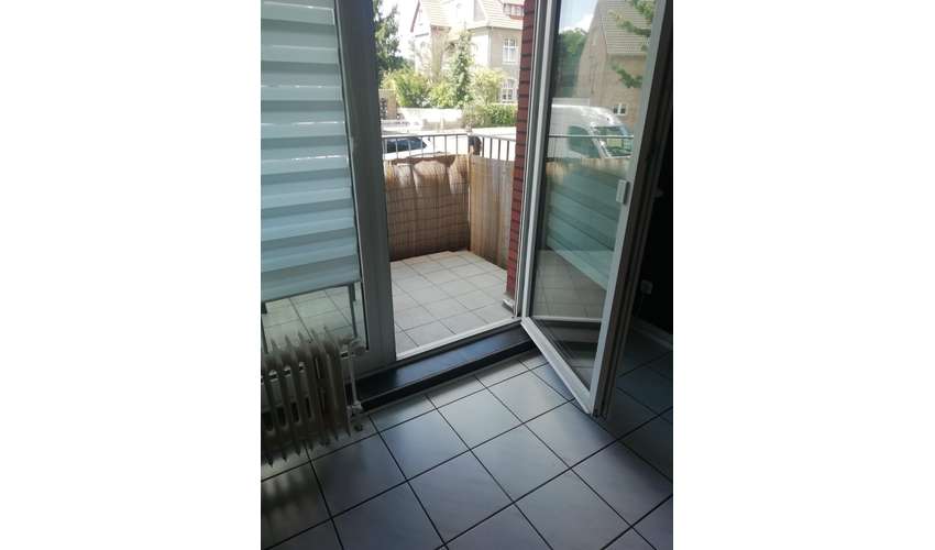 Schöne Zwei-Zimmerwohnung mit Balkon und Garage.